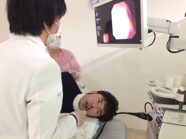 胃の経鼻内視鏡検査を受ける男性