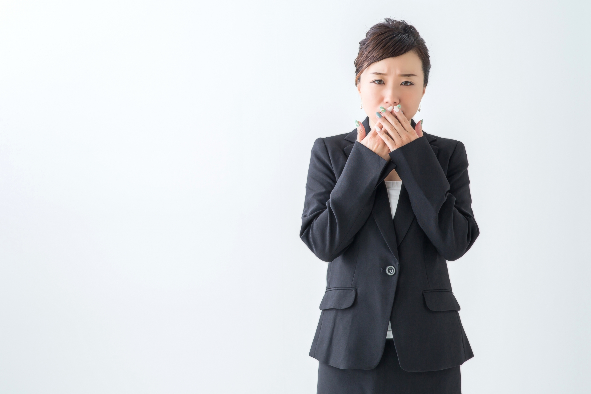 口元を気にする女性