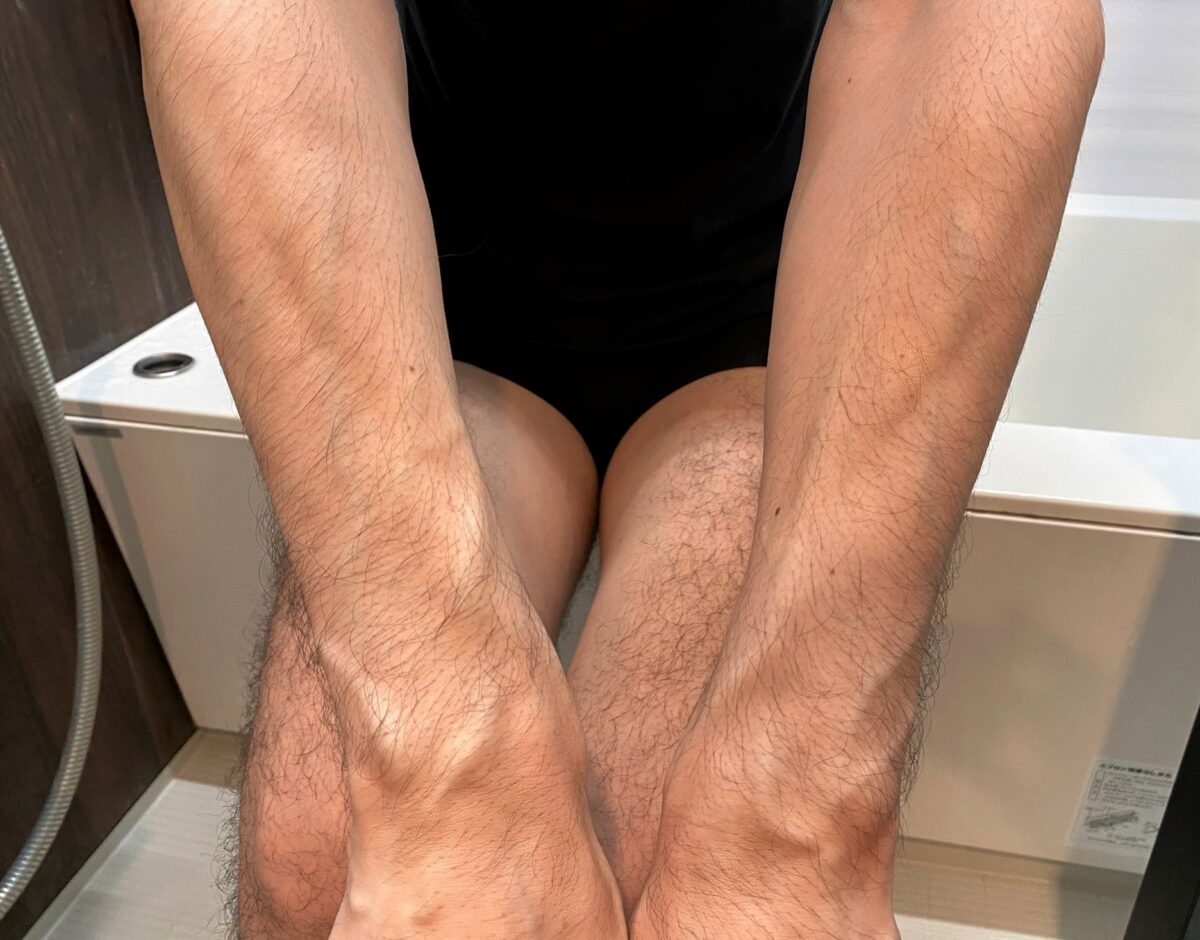 スティックシェーバーで腕毛を剃る